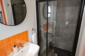 Shower, towels, toilet paper - never@home Hermanus (Hermanus)