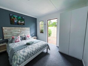 Standard Double Room | Iron/ironing board, free WiFi - Hermanus Backpackers (Hermanus)
