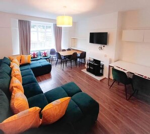Living area - Finchley Ground Floor Apartment (London)
