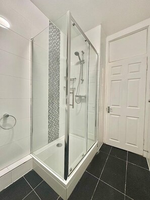 Shower, hair dryer, towels - Finchley Ground Floor Apartment (London)