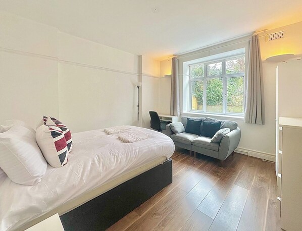 3 bedrooms, iron/ironing board, WiFi (free), bed sheets - Finchley Ground Floor Apartment (London)