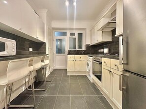 Fridge, microwave, oven, stovetop - Finchley Ground Floor Apartment (London)