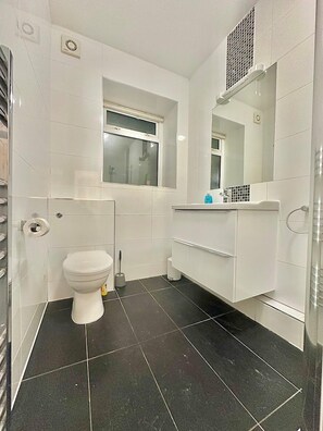 Shower, hair dryer, towels - Finchley Ground Floor Apartment (London)