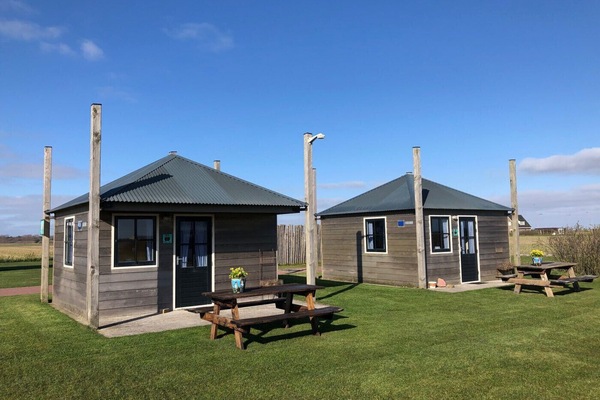 Boerencamping Duinzoomhoeve – Hooiberghut Eba - front