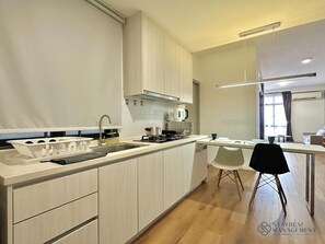 Estudi Comfort, 2 llits individuals, vistes a la ciutat | Cuina privada | Bullidora elèctrica 