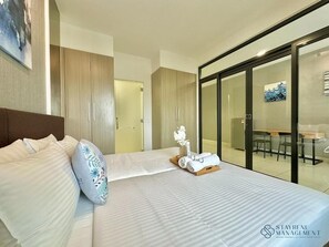 高级开间, 2 张单人床, 城市景观 | 遮光窗帘、熨斗/熨衣板、免费 WiFi