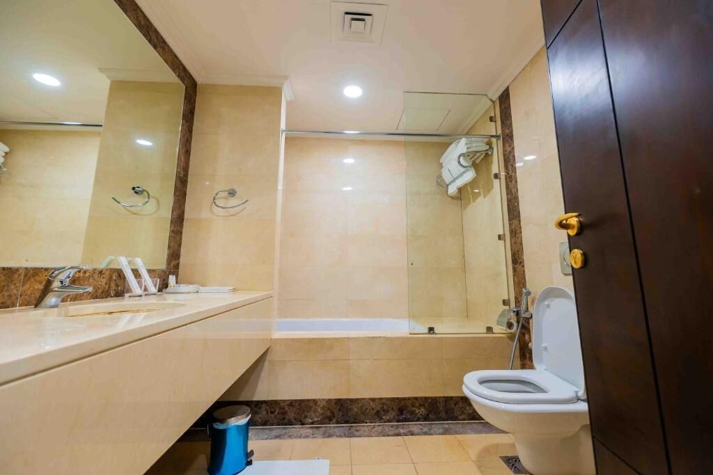 Suíte, 2 quartos | Banheiro | Chuveiro, secador de cabelo, roupões de banho, chinelos