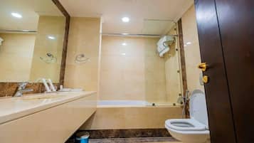 Suíte, 2 quartos | Banheiro | Chuveiro, secador de cabelo, roupões de banho, chinelos