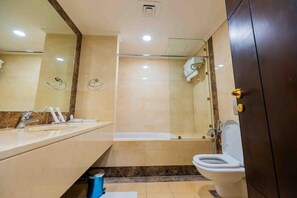 Lakosztály, 2 hálószobával | Fürdőszoba | Zuhanyzó, hajszárító, fürdőköpenyek és papucsok