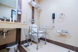 Suihku, hiustenkuivaaja, pyyhkeet, saippua