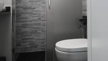 SĂšche-cheveux, serviettes fournies, savon, papier toilette
