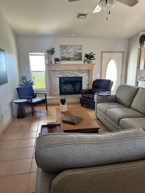 Smart TV, video games, ping pong - Breakwater Retreat | Pool, Spa, Game Room, Boat Parking (Lake Havasu City)