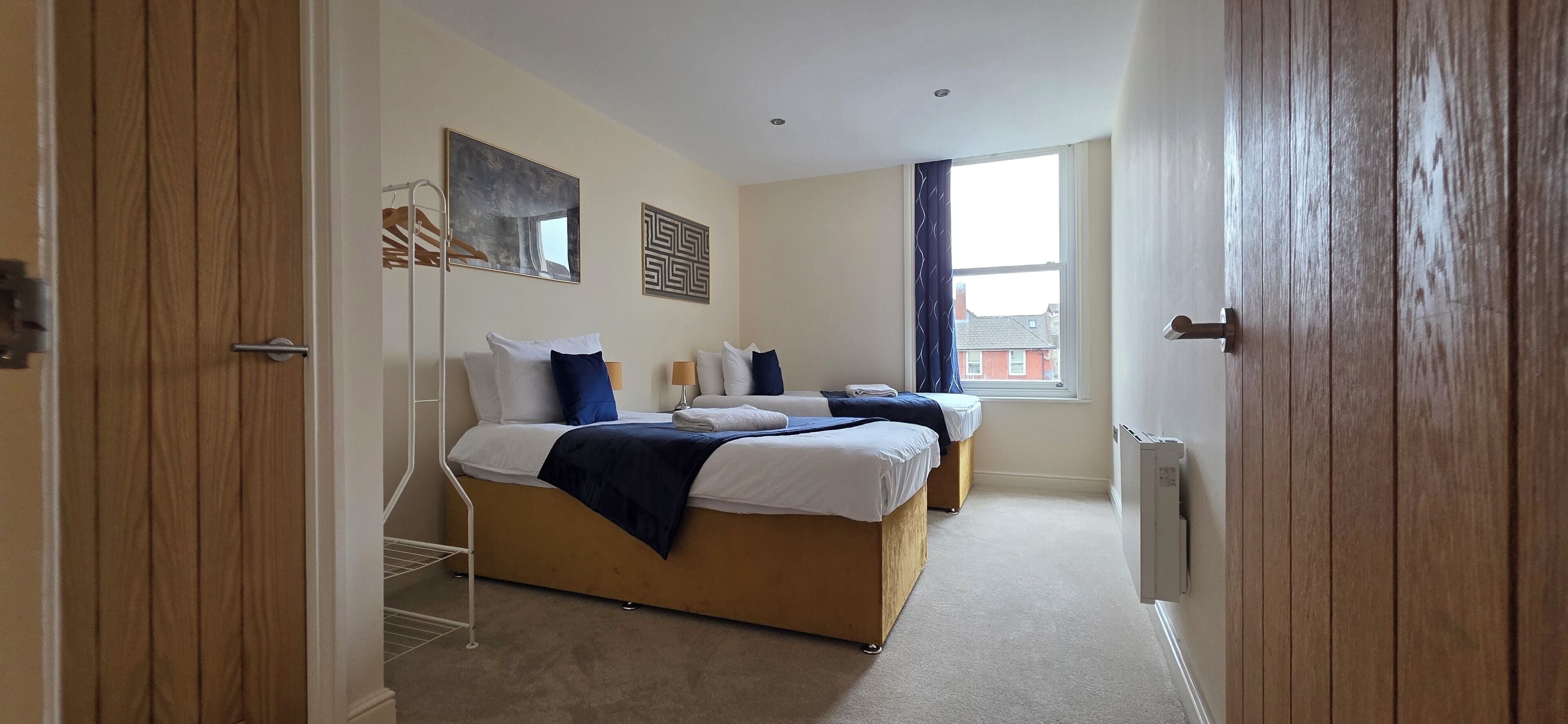 Planxa i posts de planxar, wifi i roba de llit 