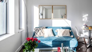 Een moderne kamer met een bed, een bureau en een raam.