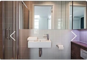 Bathroom - Stunning 1 bed apt at KingsX Farringdon (London)