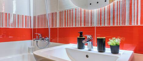 Appartement, vue sur la ville | Salle de bain | Articles de toilette (gratuits), séchoir à cheveux, pantoufles