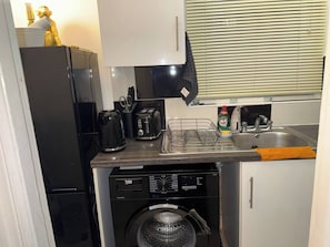 Apartment, 1 Bedroom | Private kitchen - Modern 1-bedroom Flat in Trendy Leytonstone (London)