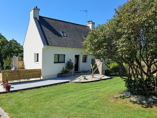 A modern two-story house with a sloped roof, a small front porch, and a well-maintained lawn. - Villa Coat Ar Mor, 700m from the beach (TREVOU-TREGUIGNEC)