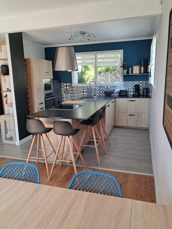 Micro-ondes, four, plaque de cuisson, lave-vaisselle