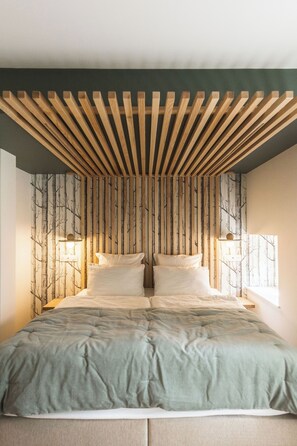 A bedroom with a bed, wooden slats overhead, and wall-mounted lamps. - 5* House with Private Spa - 3 suites - near Nancy - 6 pers (Dommartemont)