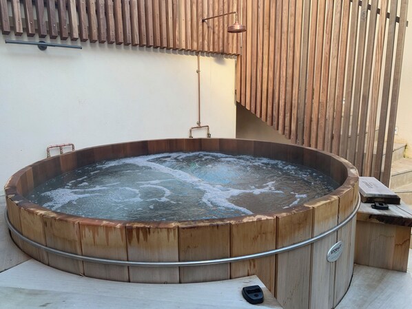 Outdoor spa tub - 5* House with Private Spa - 3 suites - near Nancy - 6 pers (Dommartemont)