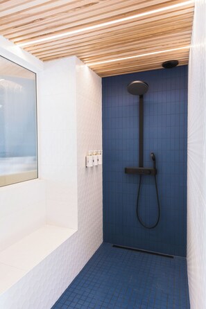 Dusj, hårføner, håndklær og såpe