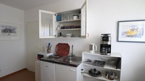 Frigorífico, microondas, placa de cocina y cafetera o tetera