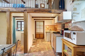 Fridge, microwave, oven, stovetop - Charming Cottage in Biron (Biron)