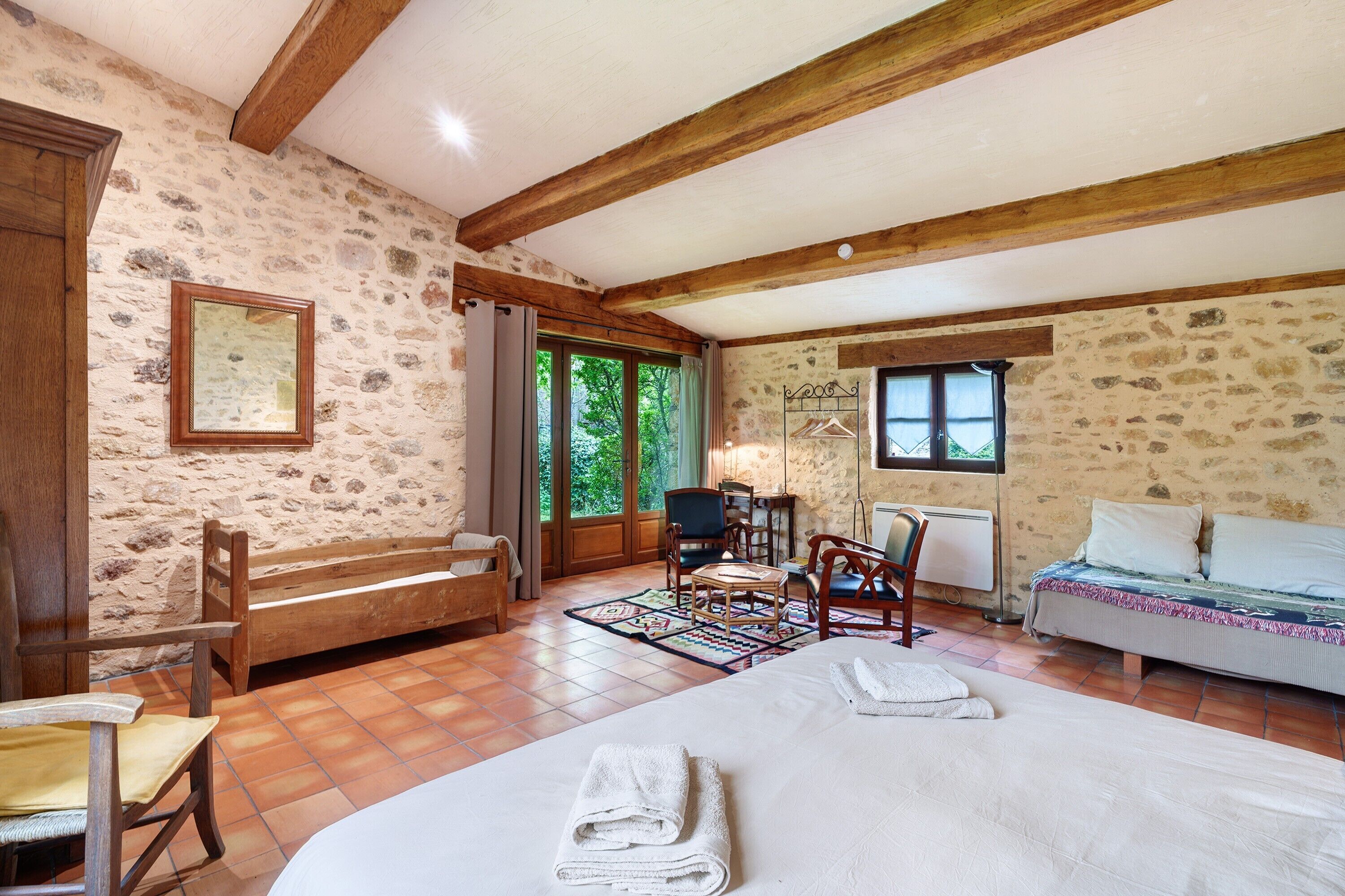 Tabla de planchar con plancha, wifi y ropa de cama 