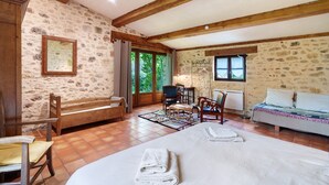 1 bedroom, iron/ironing board, WiFi, bed sheets - Charming Cottage in Biron (Biron)