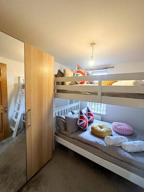 2 bedrooms, iron/ironing board, free WiFi, bed sheets - Clapham Central Penthouse (London)