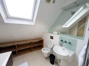 Shower, hair dryer, towels - Clapham Central Penthouse (London)