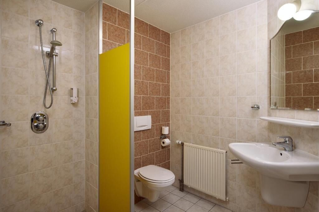 Standard Twin Room | Bathroom | Shower, hair dryer, towels, soap