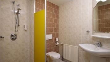 Standard Twin Room | Bathroom | Shower, hair dryer, towels, soap