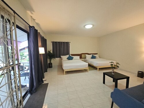 Friends Retreat Guesthouse - Private Rooms Near Phuket Airport