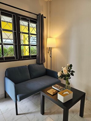 Living area - Friends Retreat Guesthouse - Private Rooms Near Phuket Airport (Thalang District)