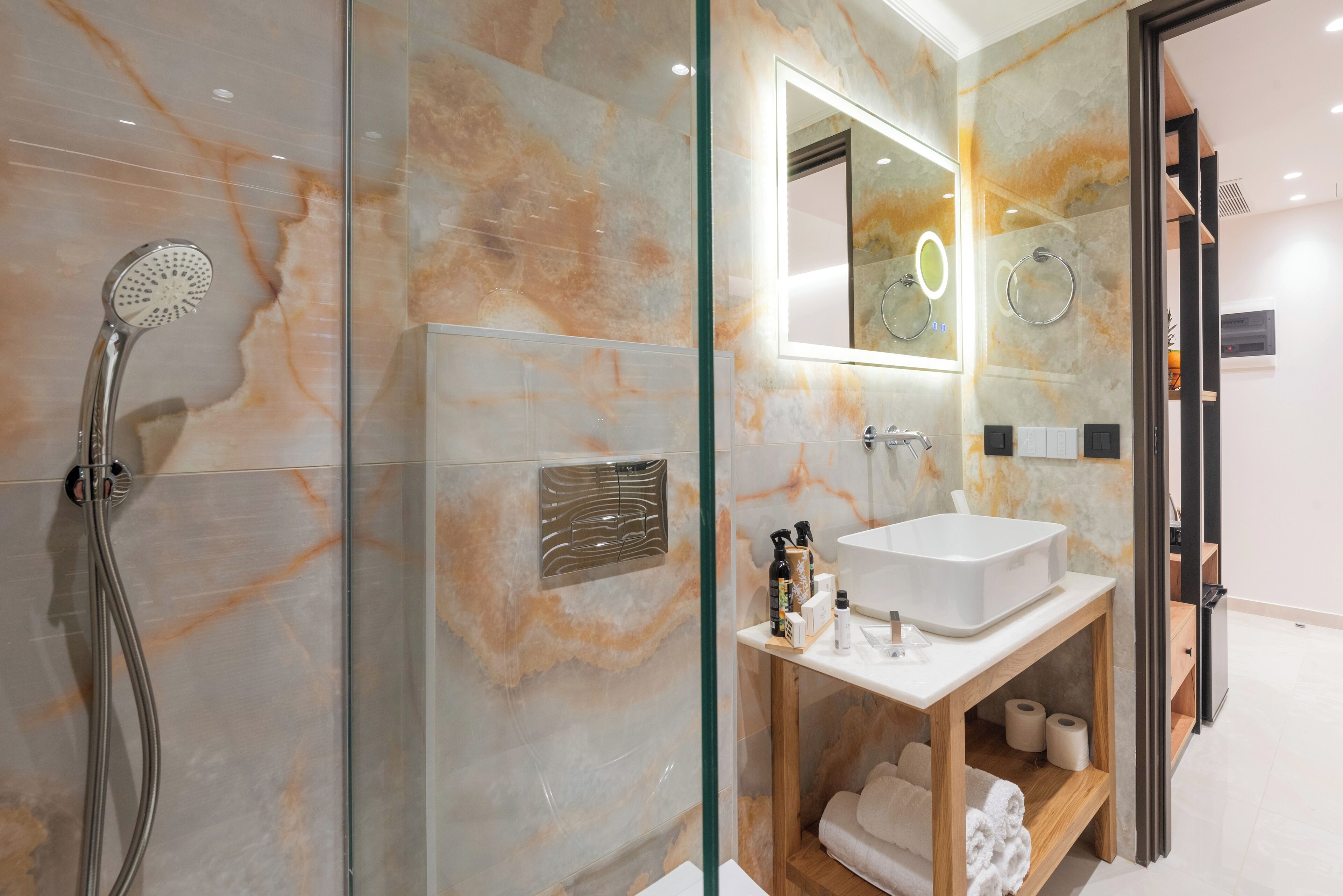 Een douche, gratis toiletartikelen, een haardroger, pantoffels