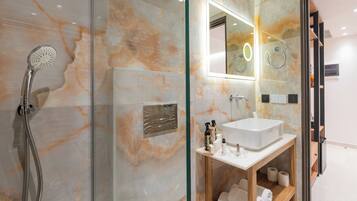 Een douche, gratis toiletartikelen, een haardroger, pantoffels