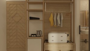 Un vestidor moderno y bien iluminado con estanterías de madera, un perchero y una plancha integrada.