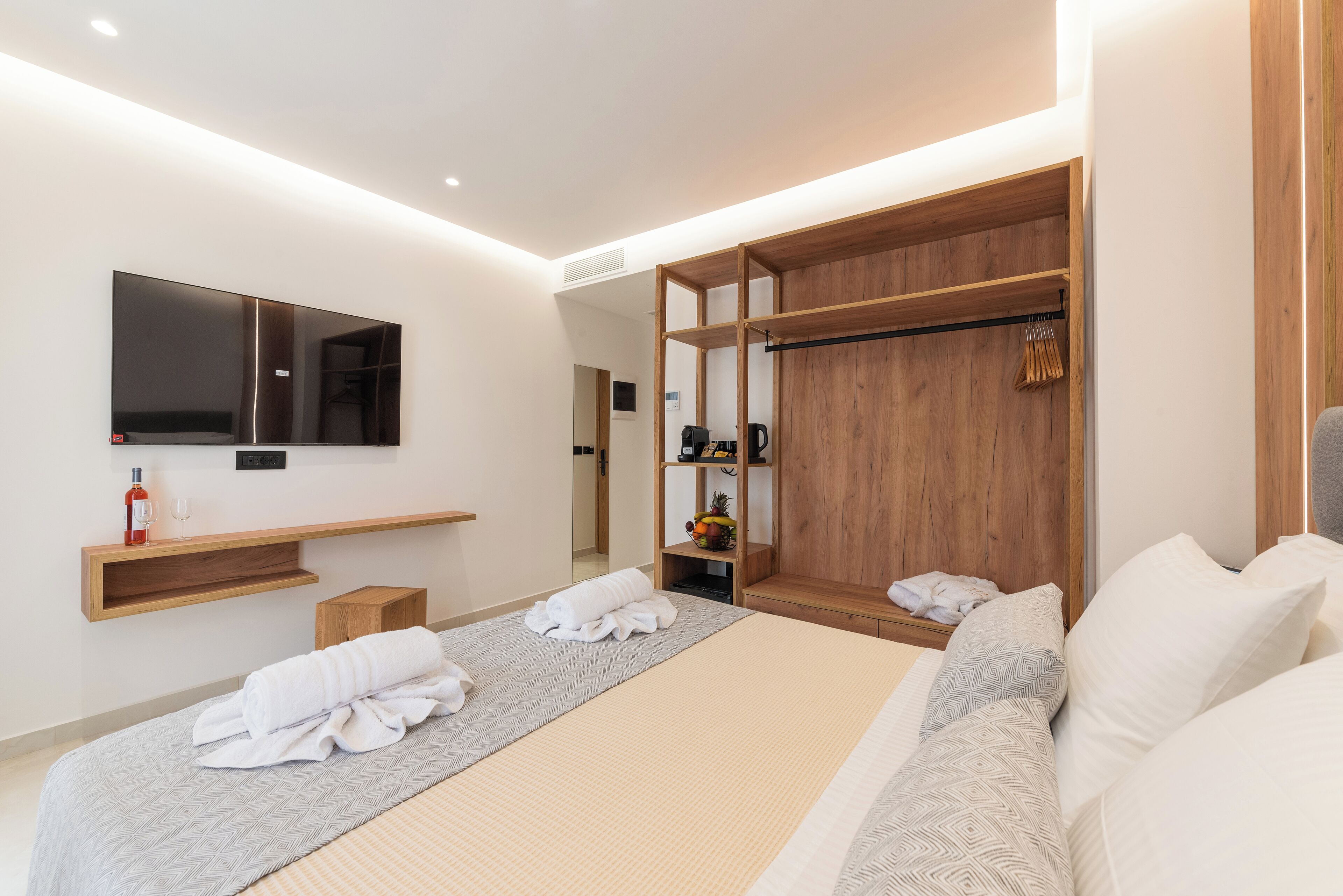 Een kluis op de kamer, een bureau, verduisterende gordijnen