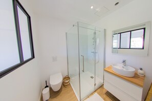 Shower, hair dryer, towels, soap - Cosy bed and breakfast downtown Avranches (Avranches)