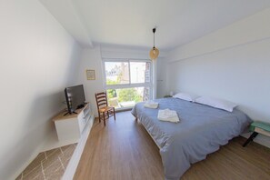 1 soverom, skrivebord, strykejern/-brett og reiseseng for barn