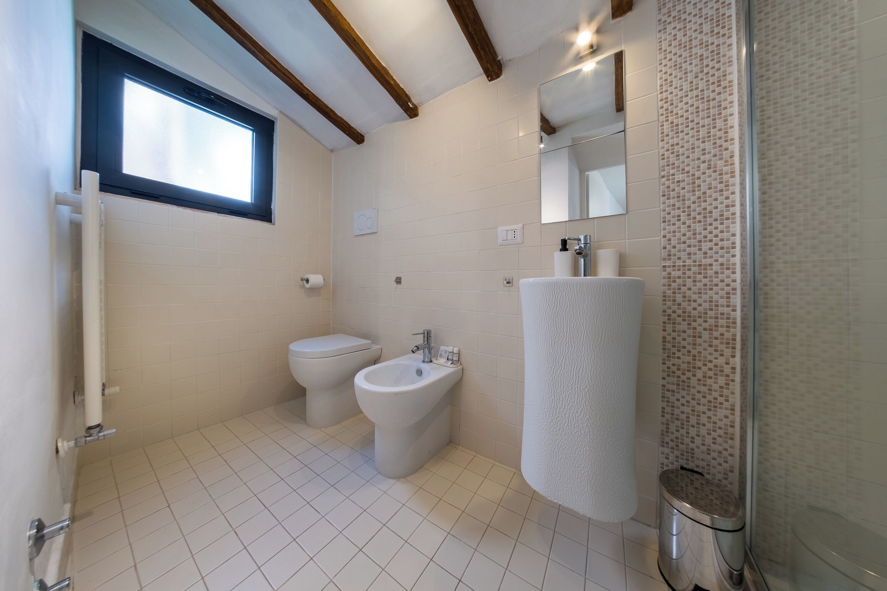 Douche, sèche-cheveux, bidet, serviettes fournies