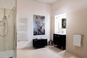 Shower, hair dryer, bidet, towels - Tuscia Home Holidays - Rustic Elegance & Comfort (Civitella D'agliano)