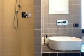 Shower, hair dryer, bidet, towels - Tuscia Home Holidays - Rustic Elegance & Comfort (Civitella D'agliano)