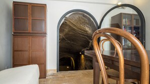 A dining area with a wooden table and chairs, a cabinet, and a bookshelf. - Tuscia Home Holidays - Rustic Elegance & Comfort (Civitella D'agliano)