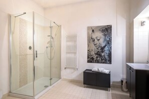 Shower, hair dryer, bidet, towels - Tuscia Home Holidays - Rustic Elegance & Comfort (Civitella D'agliano)