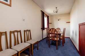 Dining - Tom Morris Drive (No 27) (St Andrews)