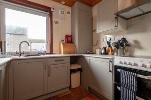 Fridge, oven, dishwasher, coffee/tea maker - Tom Morris Drive (No 27) (St Andrews)