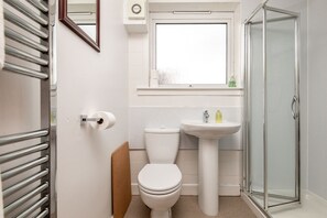 Shower, towels, soap, shampoo - Tom Morris Drive (No 27) (St Andrews)